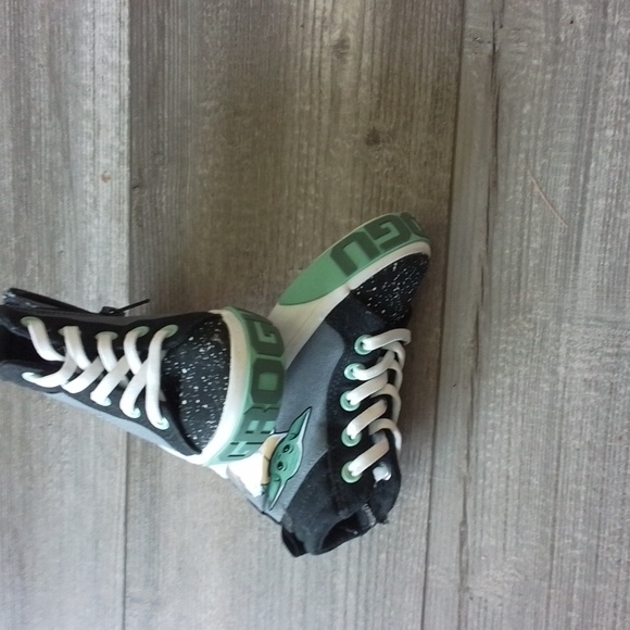 kids size 8 toddlers The Mandalorian high top zip sneakers baby Yoda - Picture 7 of 7